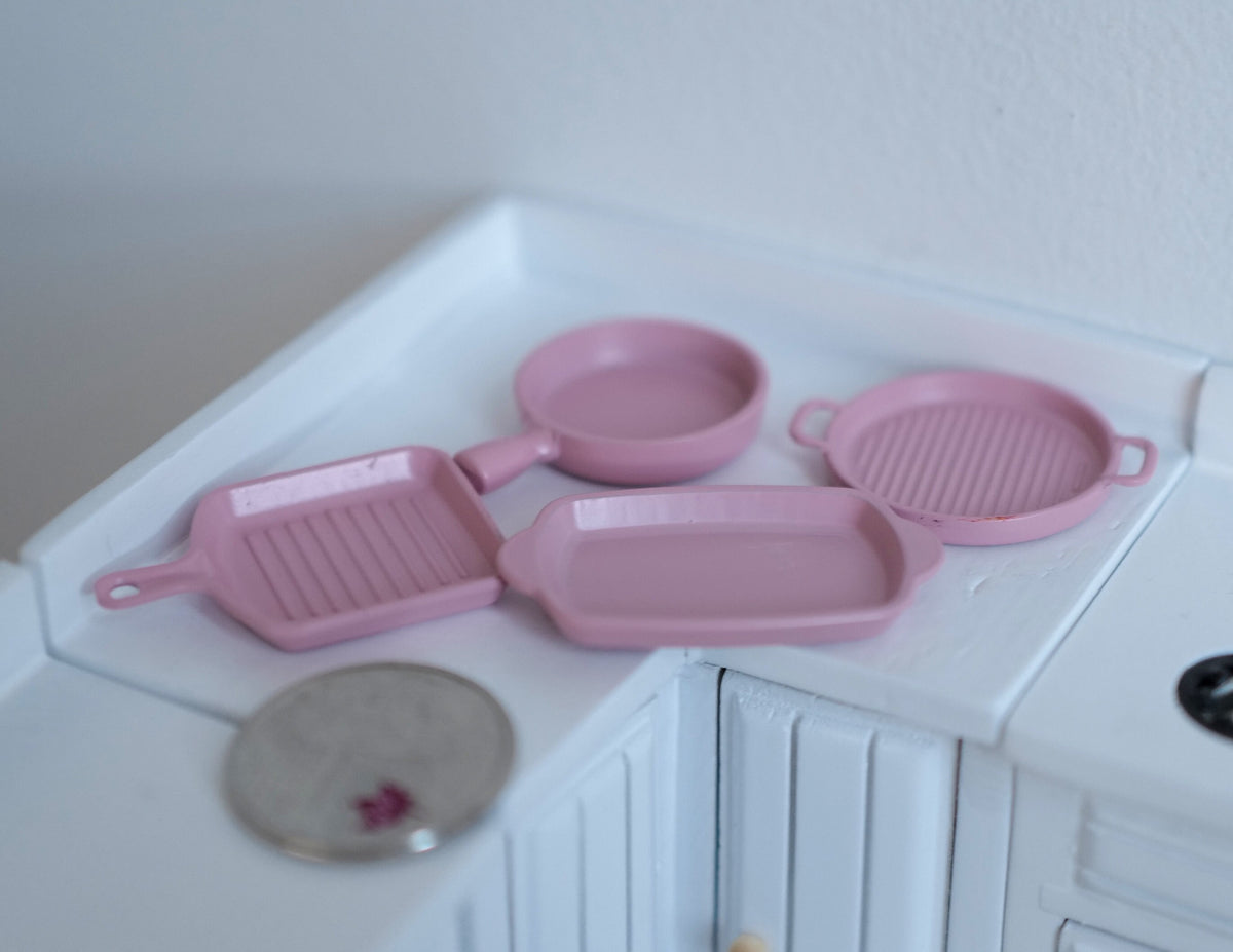 1:12 Dollhouse Miniature Metal Cooking Pan Cookware and Bakeware set 4-piece Round Baker, Square Skillet Grill, Baking Dish Baking Tray E060