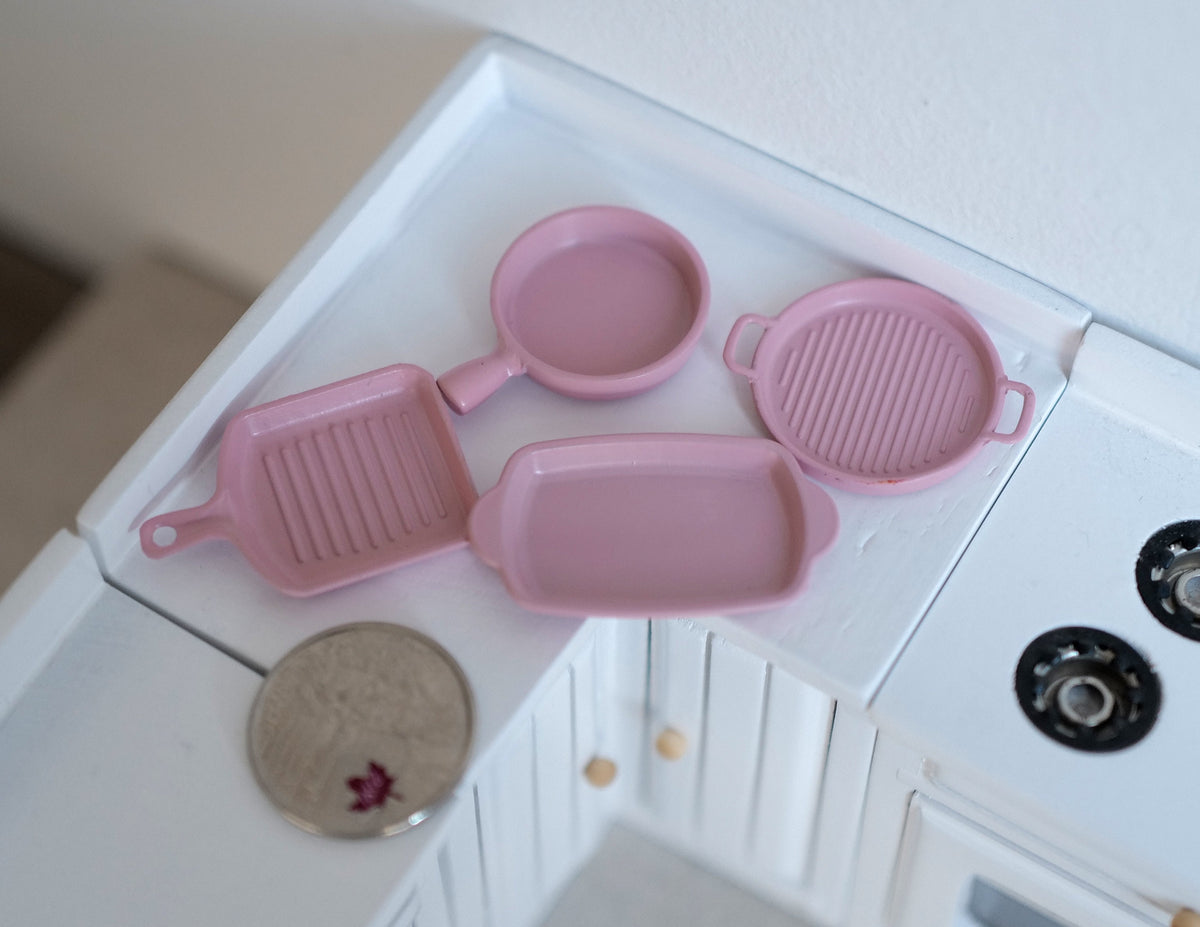 1:12 Dollhouse Miniature Metal Cooking Pan Cookware and Bakeware set 4-piece Round Baker, Square Skillet Grill, Baking Dish Baking Tray E060