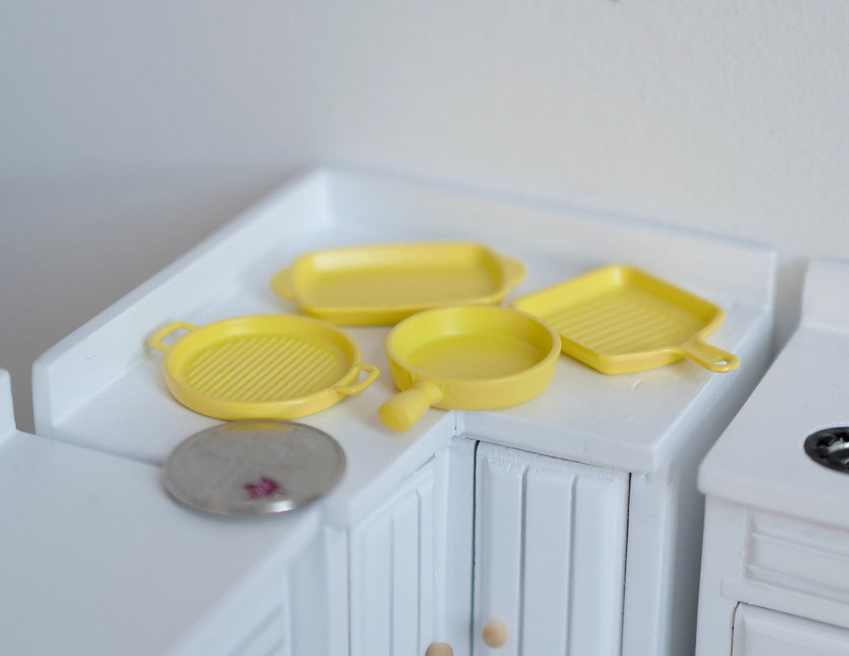 1:12 Scale Miniature Cookware and Bakeware Set, 4 Pieces, 1-9/16 inch long, DIY Dollhouse Supply (yellow)