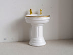 Maßstab 1:12 Miniatur-Standwaschbecken mit Goldrand und Wasserhahn, 3 inch hoch, DIY-Puppenhausbedarf (Holz) (weiß)