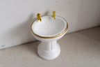 Maßstab 1:12 Miniatur-Standwaschbecken mit Goldrand und Wasserhahn, 3 inch hoch, DIY-Puppenhausbedarf (Holz) (weiß)