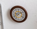 Horloge murale miniature ronde à l'échelle 1:12, chiffres romains, diamètre 3,3 cm (1-5/16 po), accessoire de maison de poupée à faire soi-même (marron foncé) (non fonctionnelle)