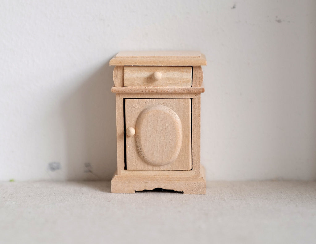Table de chevet miniature en bois non peint à l'échelle 1:12, 1 tiroir et 1 porte de placard, 6,35 cm de hauteur, fournitures pour maison de poupée DIY