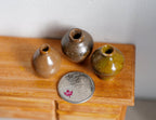 Vases pichets miniatures en céramique à l'échelle 1:12, formes assorties, lot de 3, hauteur de 2,5 à 3,5 cm, fourniture pour maison de poupée DIY (marron)
