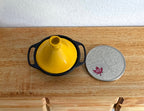 Miniature de tajine en métal à l'échelle 1:12 avec couvercle conique, 2,2 cm (7/8 po) de hauteur, fourniture pour maison de poupée (jaune)