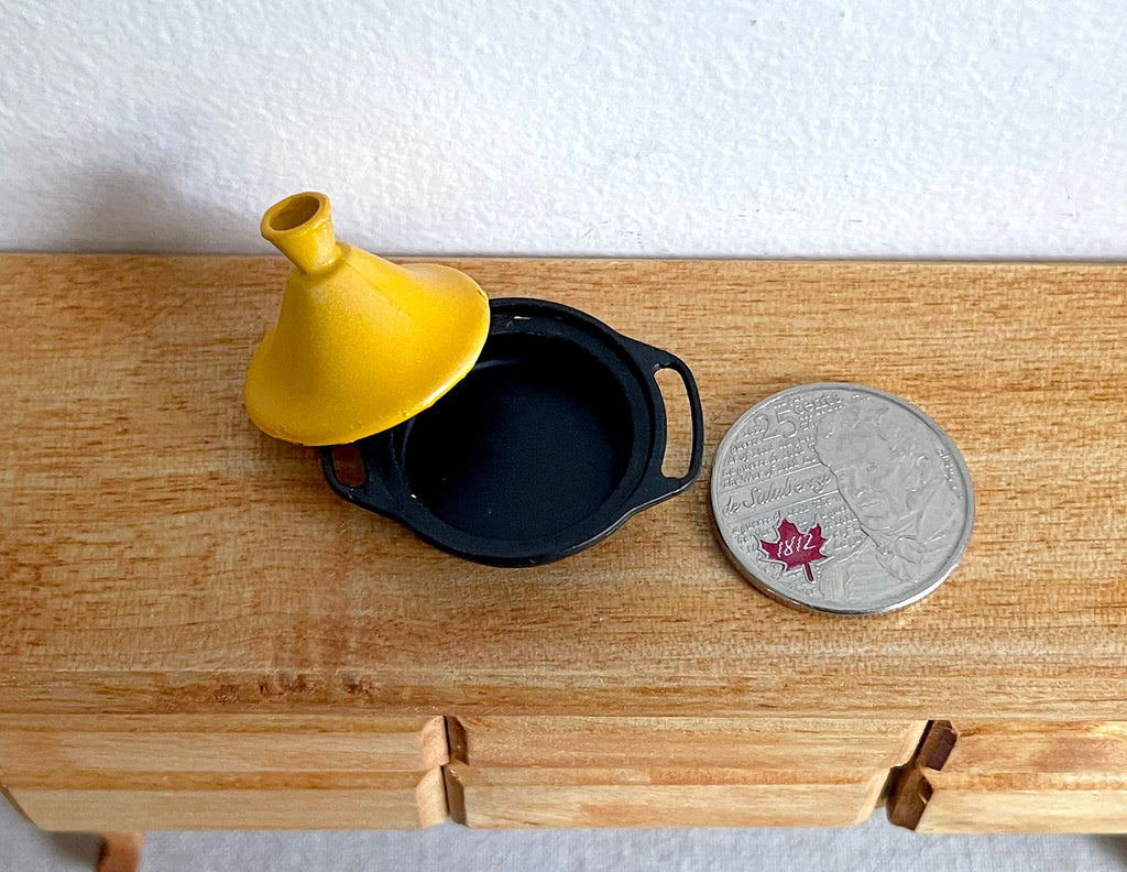 Miniature de tajine en métal à l'échelle 1:12 avec couvercle conique, 2,2 cm (7/8 po) de hauteur, fourniture pour maison de poupée (jaune)