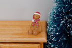 Ours en peluche miniature de Noël à l'échelle 1:12 avec bonnet de Père Noël et écharpe, très petit, 2 cm (13/16 po) de hauteur, fournitures pour maison de poupée à faire soi-même (beige)