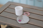 Porte-rouleau de papier toilette miniature pour table, échelle 1:12, avec papier, 1,4 cm de hauteur, fournitures de maison de poupée DIY (blanc et rose)