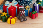 Miniatur-Weihnachtsteddybär mit Weihnachtsmütze und Schal im Maßstab 1:12, extra klein, 13/16 inch hoch, DIY-Puppenhausbedarf (braun)