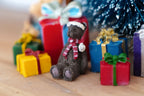 Miniatur-Weihnachtsteddybär mit Weihnachtsmütze und Schal im Maßstab 1:12, extra klein, 13/16 inch hoch, DIY-Puppenhausbedarf (braun)