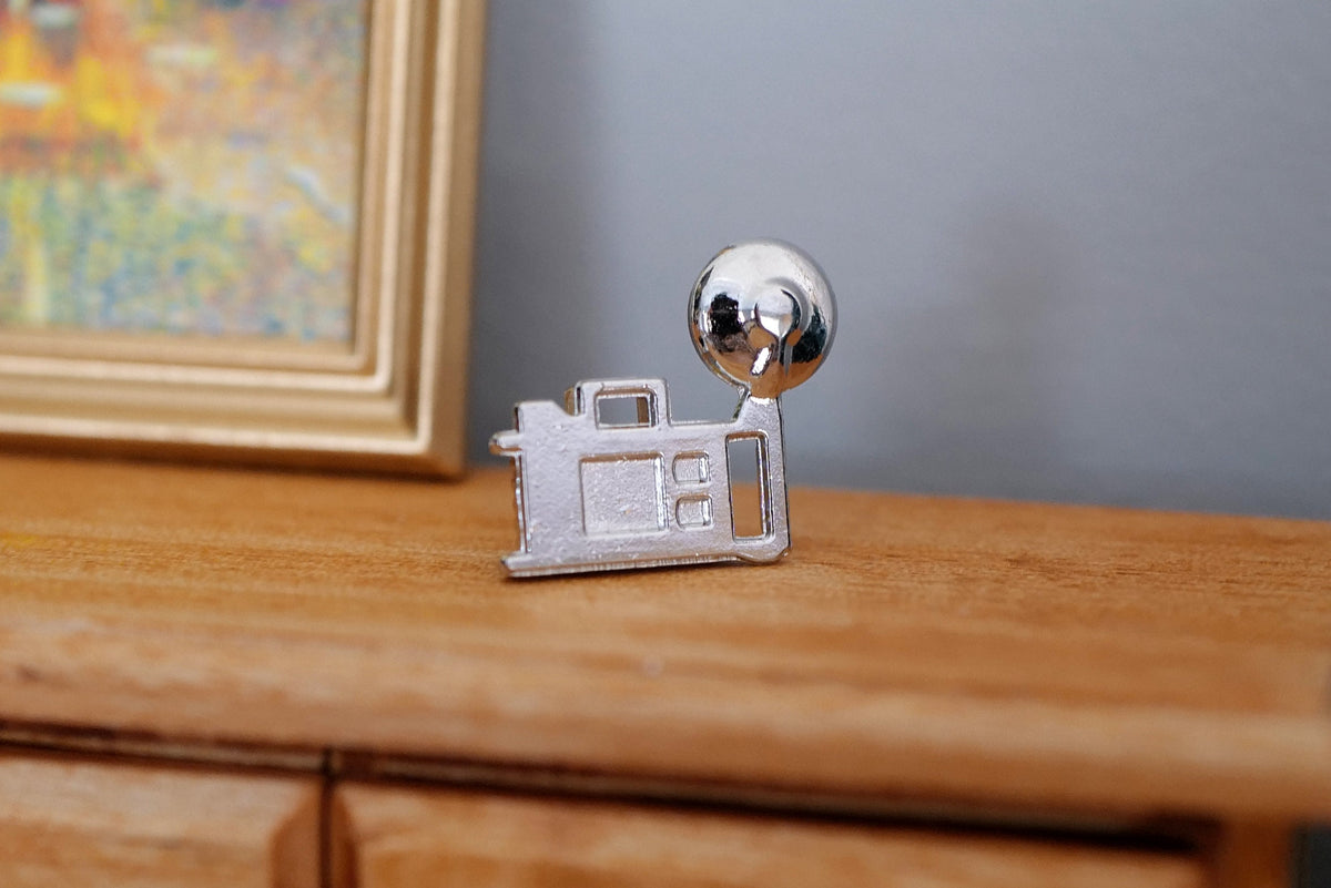 1:12 Scale Miniature Metal Retro Flash Camera, Round Flash Reflector, 13/16 inch long, DIY Dollhouse Supply (silver)