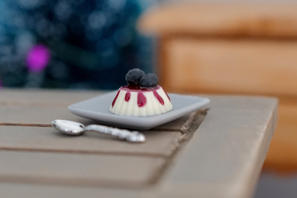 1:12scale Dollhouse Supplies Miniature Blueberry Dessert / Christmas Dessert - E027