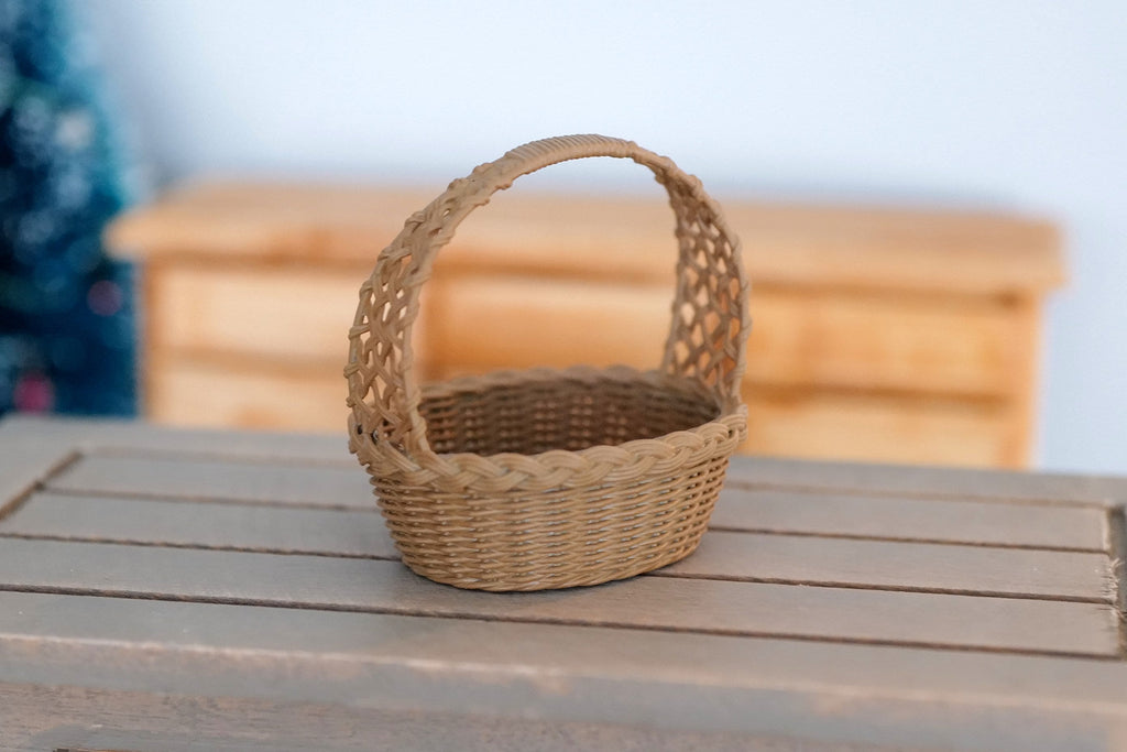 1:12 scale Dollhouse Miniature basket C022