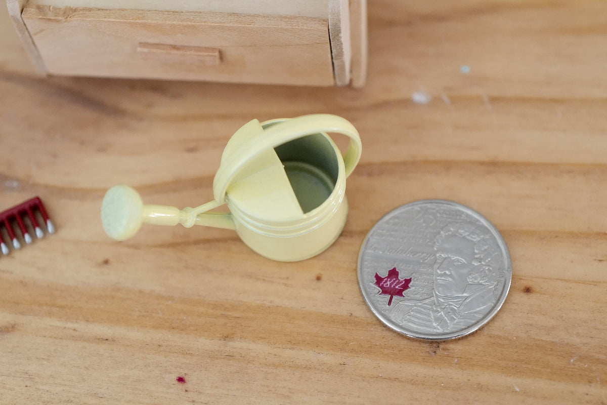 1:12 Dollhouse gardening accessories miniature metal flower watering pot with spray nozzle and handle F095