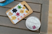 1:12 Dollhouse kitchen accessories miniature cutting board with baking paper and cookies - G071