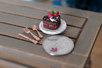1/12スケール ミニチュア クリスマス チョコレートワッフル ベリーとクリーム添え、プレートとカトラリー付き、幅約1.3cm、ドールハウス用DIYパーツ