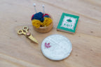 Ensemble de tricot miniature à l'échelle 1:12 avec bol à laine, aiguilles, ciseaux et livre, lot de 5, accessoire pour maison de poupée DIY