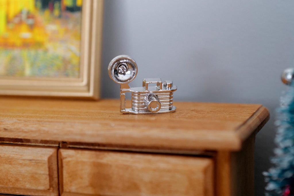 1:12 Scale Miniature Metal Retro Flash Camera, Round Flash Reflector, 13/16 inch long, DIY Dollhouse Supply (silver)