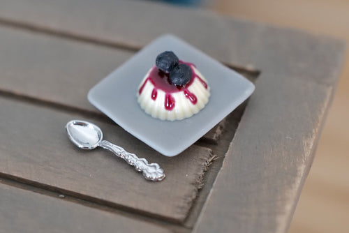 1:12scale Dollhouse Supplies Miniature Blueberry Dessert / Christmas Dessert - E027