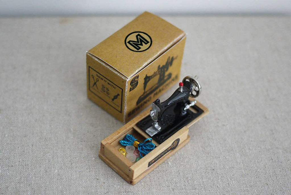 1:12 Scale Miniature Classic Sewing Machine with Packing Box, 1-3/4 inch wide, DIY Dollhouse Supply (black)