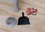 Pelle à poussière miniature en métal à l'échelle 1:12 avec texture diamant, 3 cm (1-3/16 po) de hauteur, accessoire pour maison de poupée DIY (noir)