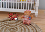 Figurine de bébé ours miniature en résine à l'échelle 1:12, assis, tenue rose, 3 cm de haut, fourniture pour maison de poupée à faire soi-même