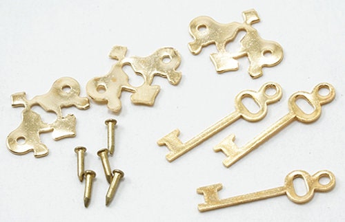 1:12 Scale Miniature Keyhole Plates with Keys and Nails, Set of 6, 3/8 inch wide, DIY Dollhouse Supply (brass)