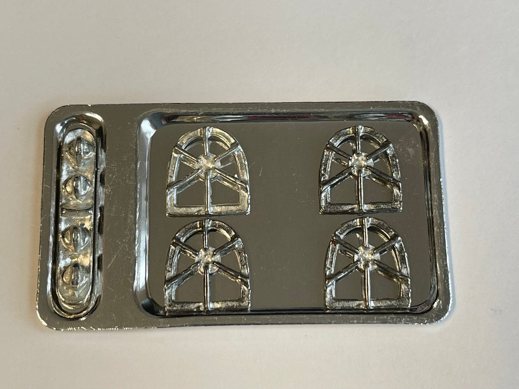 1:12 scale miniature cooktop kit in silver with 4 burner grates and control knobs, unassembled, on a white surface