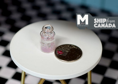 Maßstab 1:12 Miniatur-Flasche rosa Saft mit Eis und Deckel, 7/8 inch hoch, DIY-Puppenhausbedarf