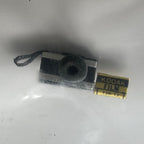 Appareil photo miniature ancien à l'échelle 1:12 avec sangle et boîte de pellicule, 1,4 cm de large, accessoire pour maison de poupée DIY (noir et argent)