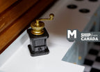 Moulin à café miniature à l'échelle 1:12 avec manivelle et tiroir, 4,9 cm de hauteur, accessoire pour maison de poupée (noir et doré)
