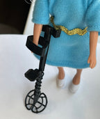 Schaal 1:12 miniatuur metaaldetector met armsteun, 3-1/4 inch hoog, DIY-poppenhuisbenodigdheden (zwart)