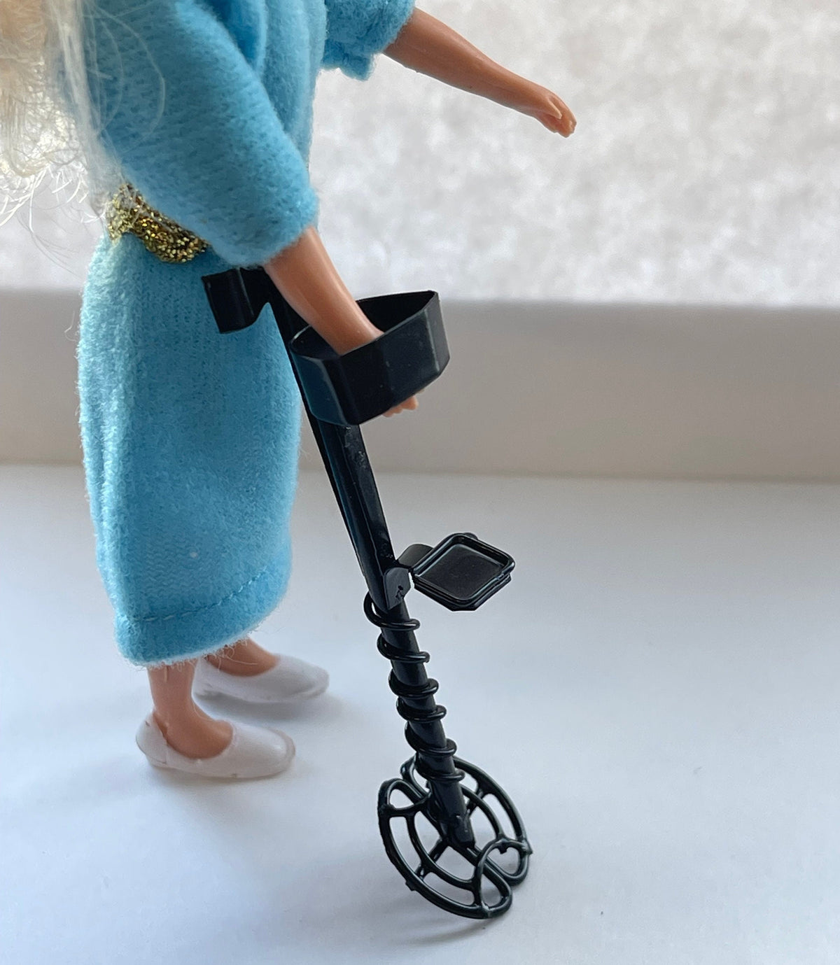 1:12 Scale Miniature Metal Detector with Arm Cuff, 3-1/4 inch tall, DIY Dollhouse Supply (black)