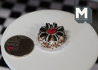 1/12スケール ミニチュアチョコレートケーキ（ナッツのデコレーション、赤いトッパー付き）、直径約2cm、ドールハウス用DIYパーツ（食べられません）