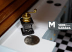 Moulin à café miniature à l'échelle 1:12 avec manivelle et tiroir, 4,9 cm de hauteur, accessoire pour maison de poupée (noir et doré)