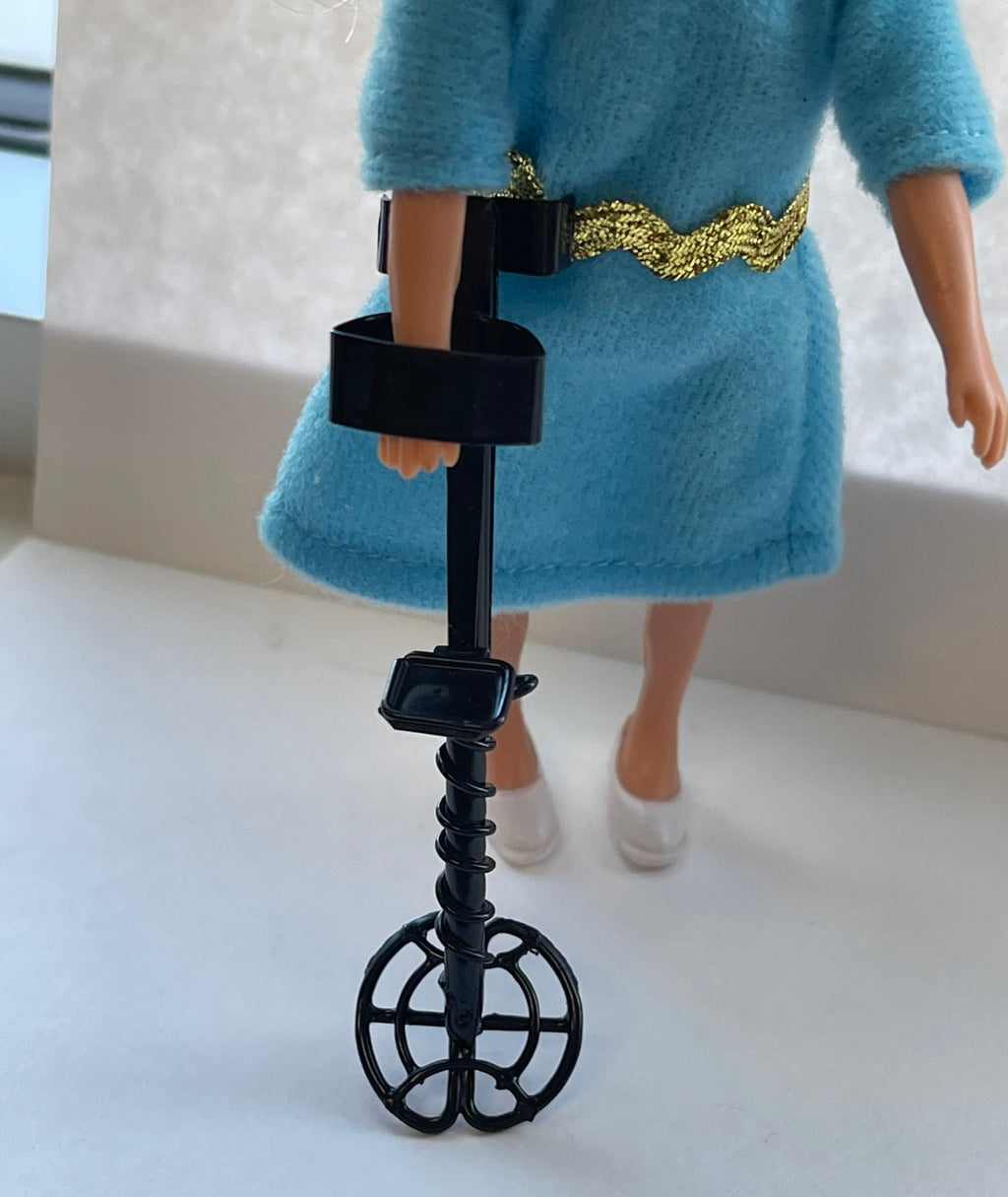 1:12 Scale Miniature Metal Detector with Arm Cuff, 3-1/4 inch tall, DIY Dollhouse Supply (black)