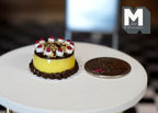 1/12スケール ミニチュア チェリーとチョコレートのケーキ（クリームのロゼット飾り、カットされたスライス付き、直径約2cm）、ドールハウスDIY用パーツ