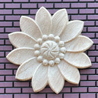 Rosace de plafond florale miniature non finie pour maison de poupée à l'échelle 1:12 avec centre perlé, 3-15/16 pouces de diamètre (grande)