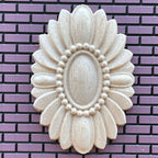 Rosace de plafond ovale miniature à motif floral, non peinte, pour maison de poupée à l'échelle 1:12, avec centre perlé, 10 cm de long (grande taille)