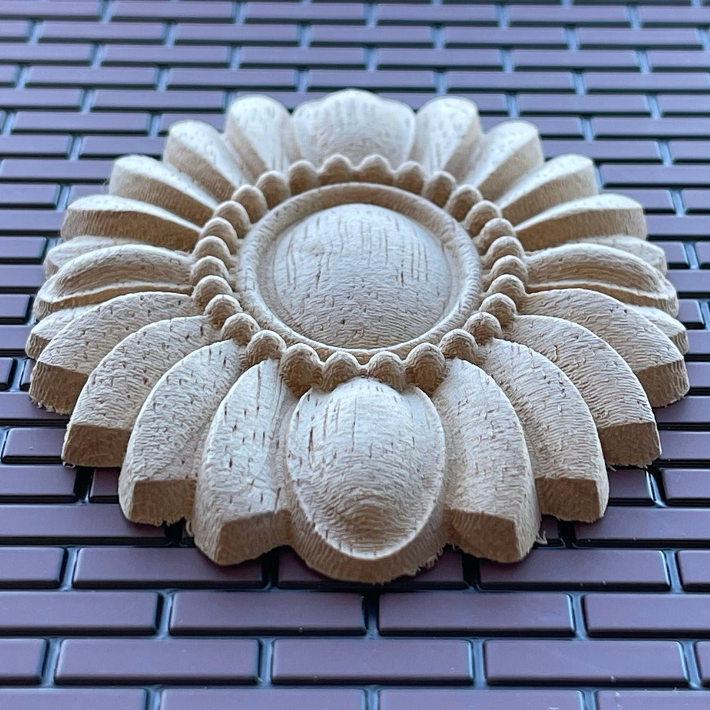 Rosace de plafond ovale miniature à motif floral, non peinte, pour maison de poupée à l'échelle 1:12, avec centre perlé, 10 cm de long (grande taille)