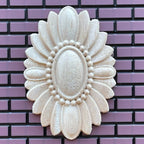 Rosace de plafond ovale miniature à motif floral, non peinte, pour maison de poupée échelle 1:12, avec centre perlé, 7 cm de long (petit modèle)