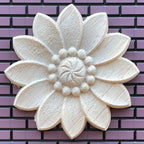 Rosace de plafond miniature pour maison de poupée à l'échelle 1:12, non peinte, à motif floral avec centre perlé, diamètre 3-3/16 pouces (moyen)