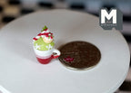 Tasse de Noël miniature en céramique à l'échelle 1:12 avec crème fouettée et fraise, 2,2 cm (7/8 po) de hauteur, accessoire de maison de poupée DIY (blanc et rouge)