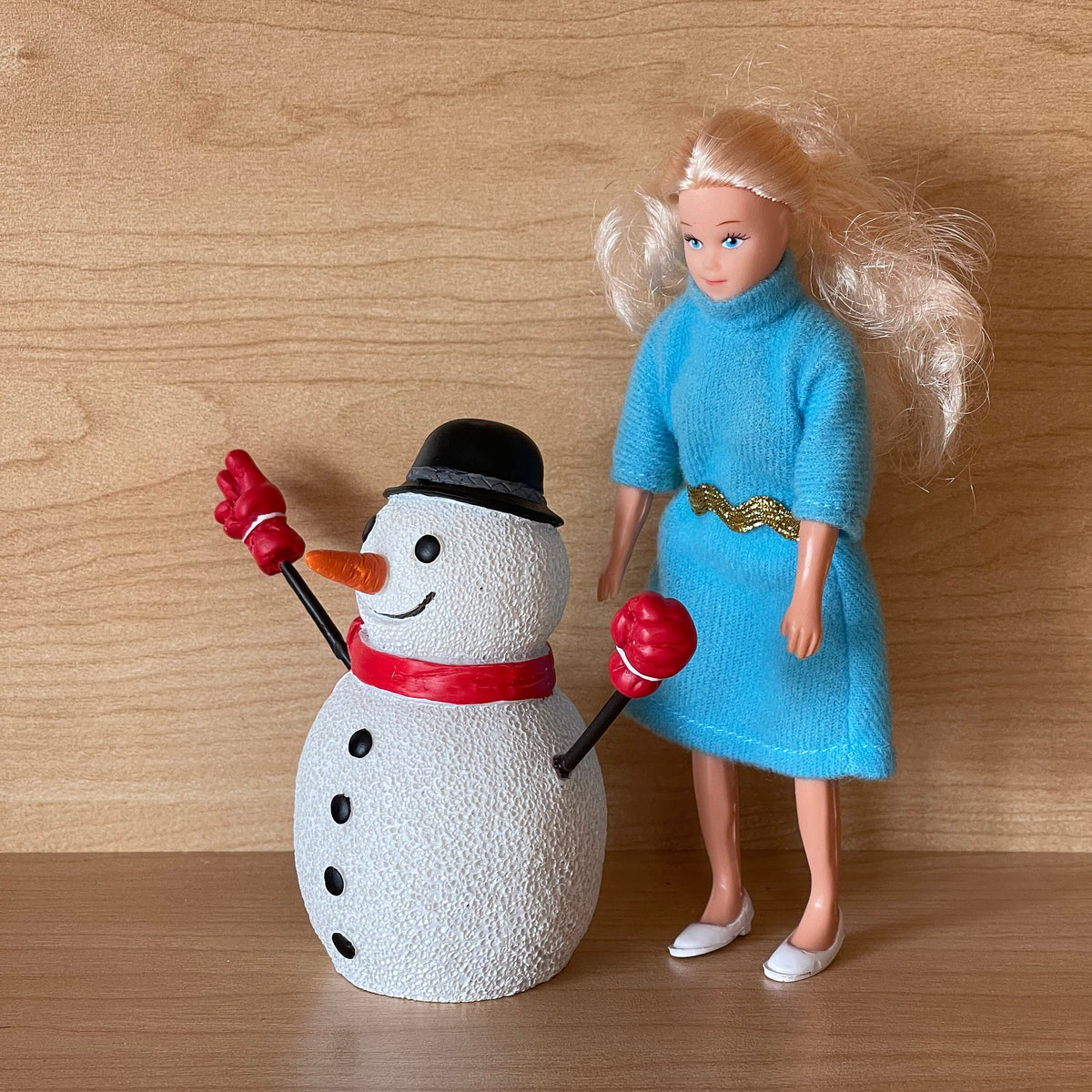 1:12 Scale Miniature Snowman with Top Hat, Red Scarf and Gloves, 3-9/16 inch tall, DIY Dollhouse Supply (cast resin)
