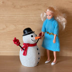 Bonhomme de neige miniature à l'échelle 1:12 avec chapeau haut-de-forme, écharpe et gants rouges, 9 cm de hauteur, fourniture pour maison de poupée à faire soi-même (résine coulée)