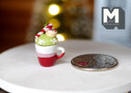Tasse de Noël miniature en céramique à l'échelle 1:12 avec crème fouettée et fraise, 2,2 cm (7/8 po) de hauteur, accessoire de maison de poupée DIY (blanc et rouge)