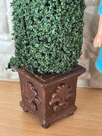 Miniature kegleformet topiari i udskåret firkantet plantekrukke i skala 1:12, 6 inch høj, gør-det-selv-materiale til dukkehus
