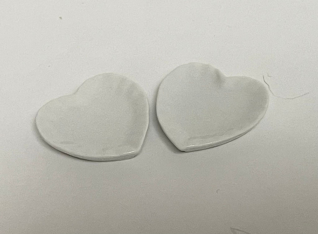 1:12 Scale Miniature Ceramic Heart Shaped Plates, Set of 2, 1-3/8 inch wide, DIY Dollhouse Supply (white)