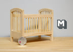 Lit de bébé miniature en bois brut à l'échelle 1:12, côtés à barreaux, 11,3 cm (4-7/16 pouces) de long, fourniture pour maison de poupée DIY