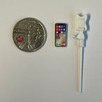 1/12スケール ミニチュア金属製自撮り棒（スマートフォン付き）、2個セット、高さ約5.4cm、ドールハウスDIY素材（ホワイト）